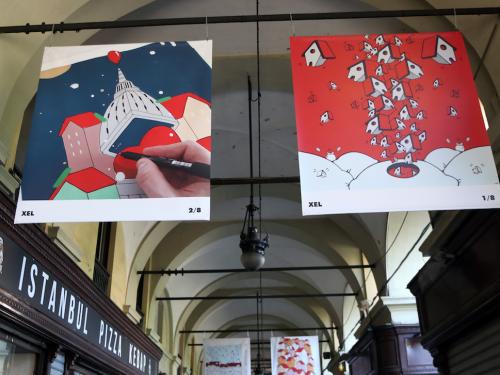 disegni appesi al soffitto dei portici di Torino