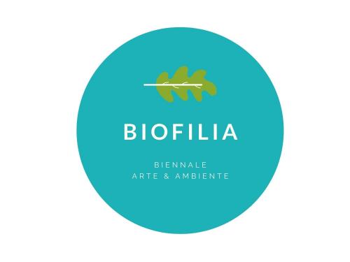 un cerchio colorato di verde con la scritta biofilia