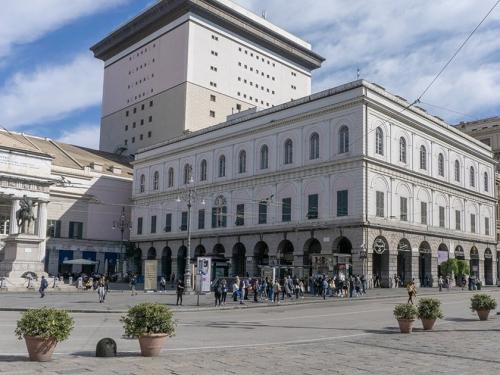 la facciata di un palazzo antico