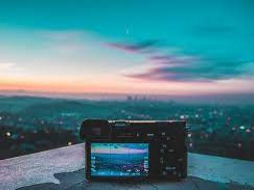 UNA MACCHINA FOTOGRAFICA SU UN MURETTO