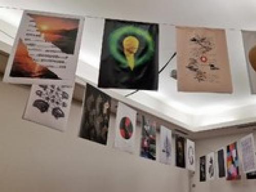 quadri appesi al soffitto