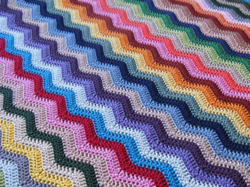 una coperta colorata a maglia