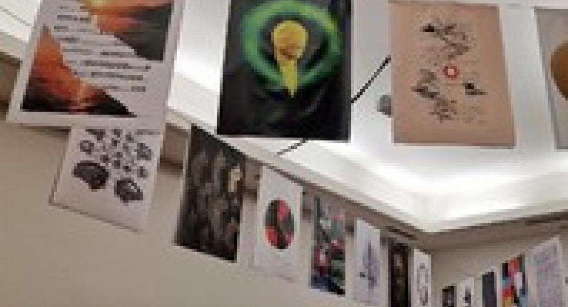 quadri appesi al soffitto