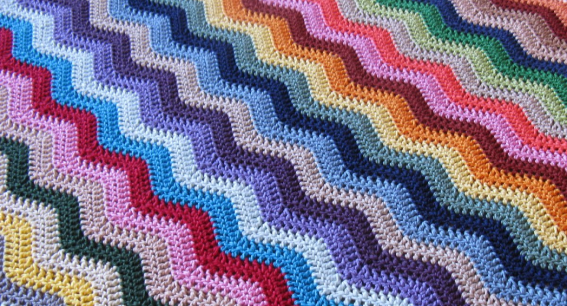 una coperta colorata a maglia