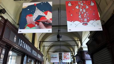 disegni appesi al soffitto dei portici di Torino