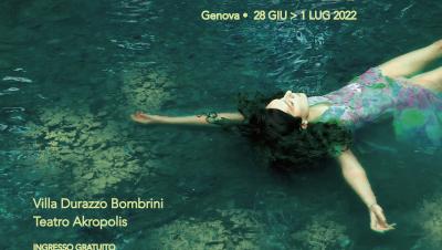 ragazza che galleggia ragazza che galleggia