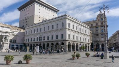 la facciata di un palazzo antico