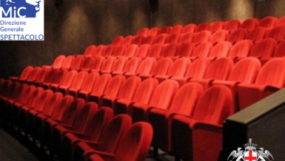 poltrone di teatro e il logo del Mic e del Comune di Genova