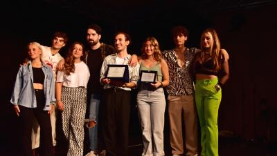 ragazzi sul palco del teatro