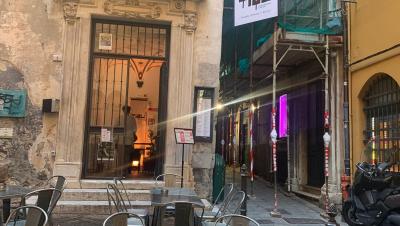tavolini in una piazza
