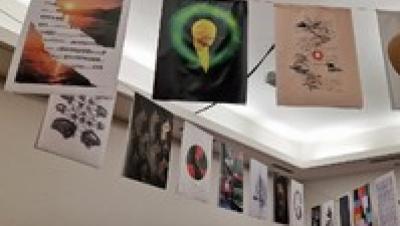 quadri appesi al soffitto