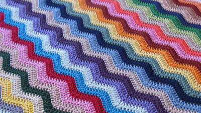 una coperta colorata a maglia